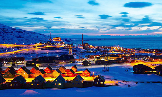 It was established in 1906 by an American businessman named John Munro Longyear, who founded the Arctic Coal Company. It was initially a mining settlement focused on extracting coal reserves. Today, it serves as the administrative center of Svalbard and hosts various activities beyond coal mining.