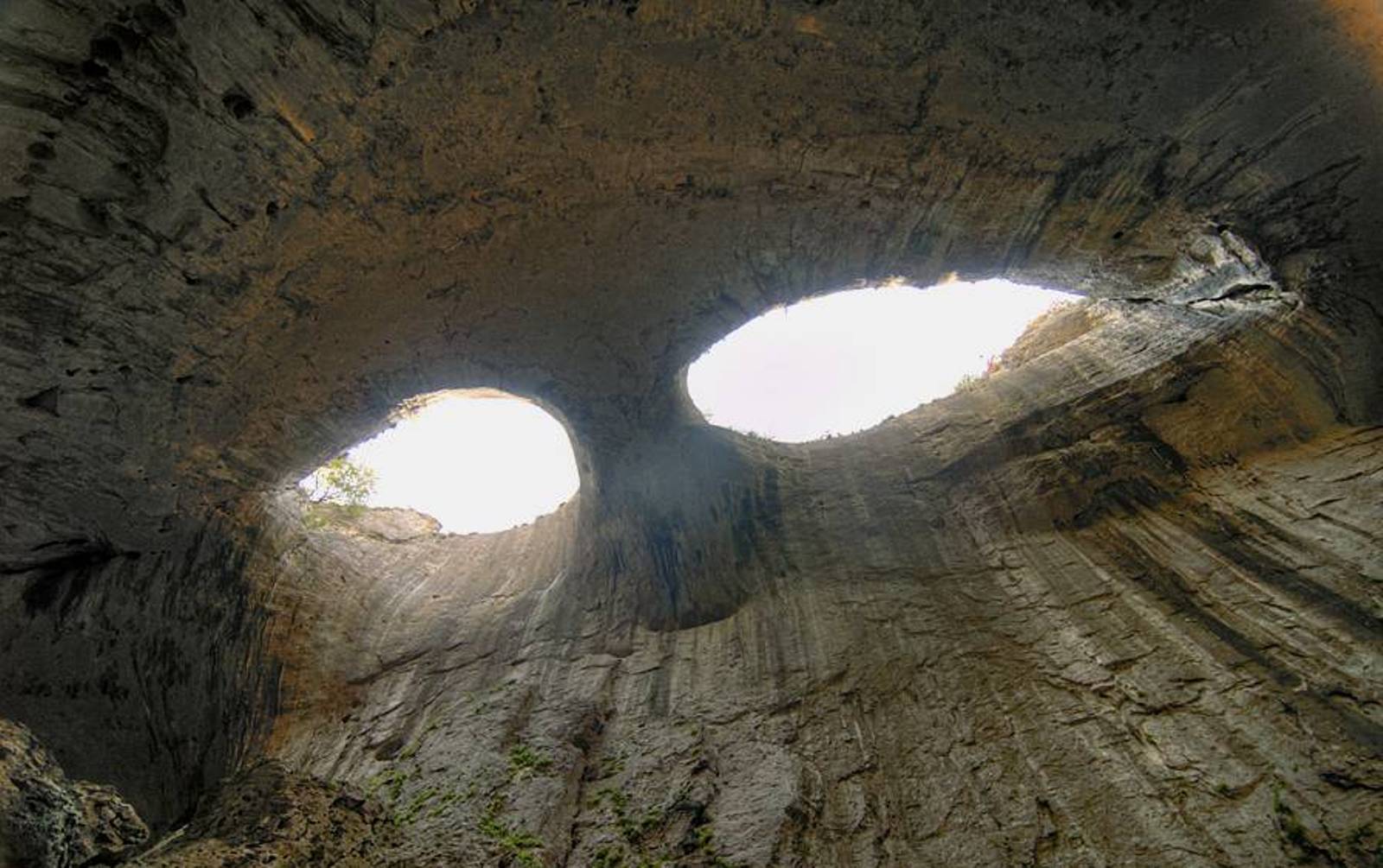 It draws numerous visitors each year. 